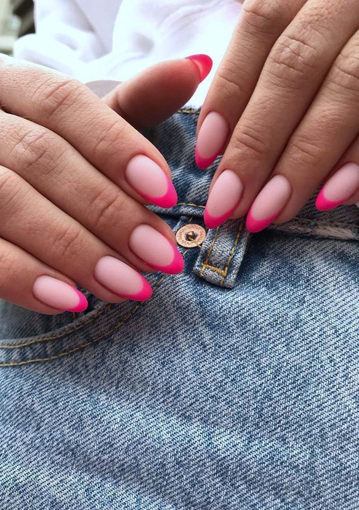 Unhas perfeitas com francesinha cor de rosa. Um arraso!