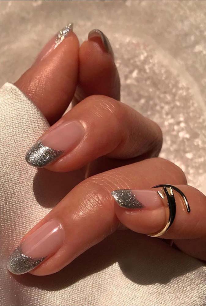 Chique e discreta, essa ideia de unhas simples com glitter é para ir a qualquer lugar