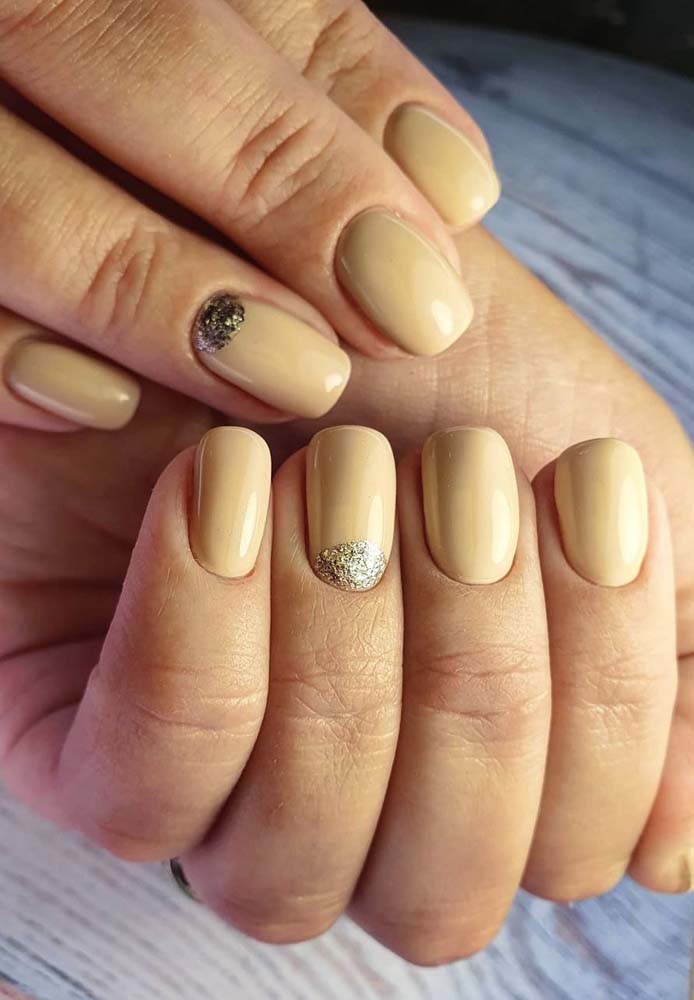 Decoração de unhas simples com glitter dourado: aquele menos que é sempre mais