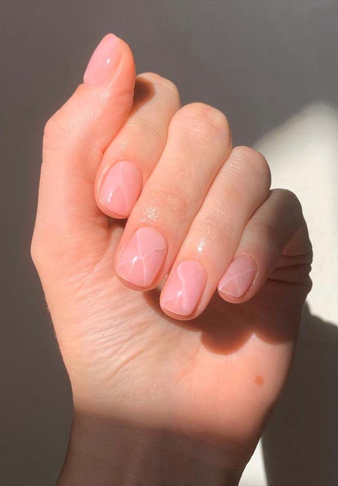 Discreta, essas unhas simples decoradas trazem um detalhe quase imperceptível 