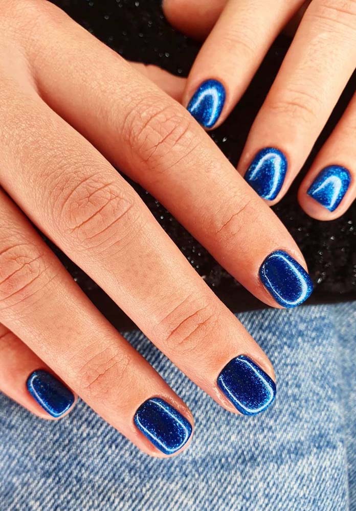 Olha que linda essa inspiração de unhas simples com glitter azul!