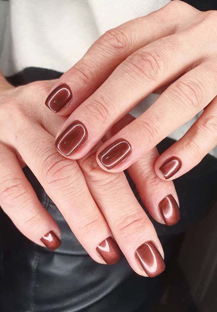 Unhas pintadas simples com um acabamento impecável