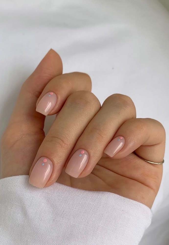 Unhas decoradas simples com bolinhas na base. O nude nunca falha