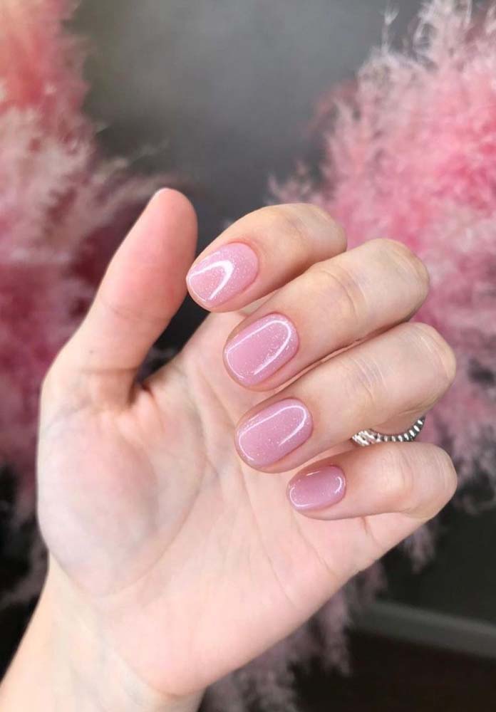 Esmalte cor de rosa para unhas simples e delicadas