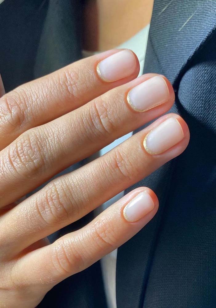 Decoração de unhas simples com detalhe dourado nas laterais