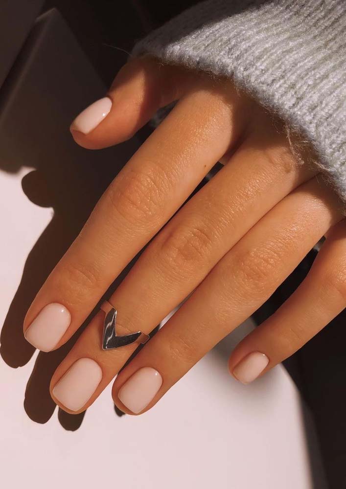 Unhas pintadas simples: esmaltação perfeita para o esmalte nude em cor clara