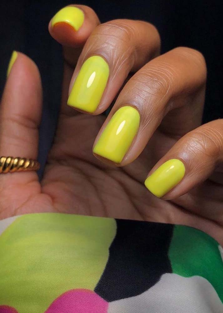 Amarelo também pode! A cor traz descontração ao look sem sair da simplicidade 