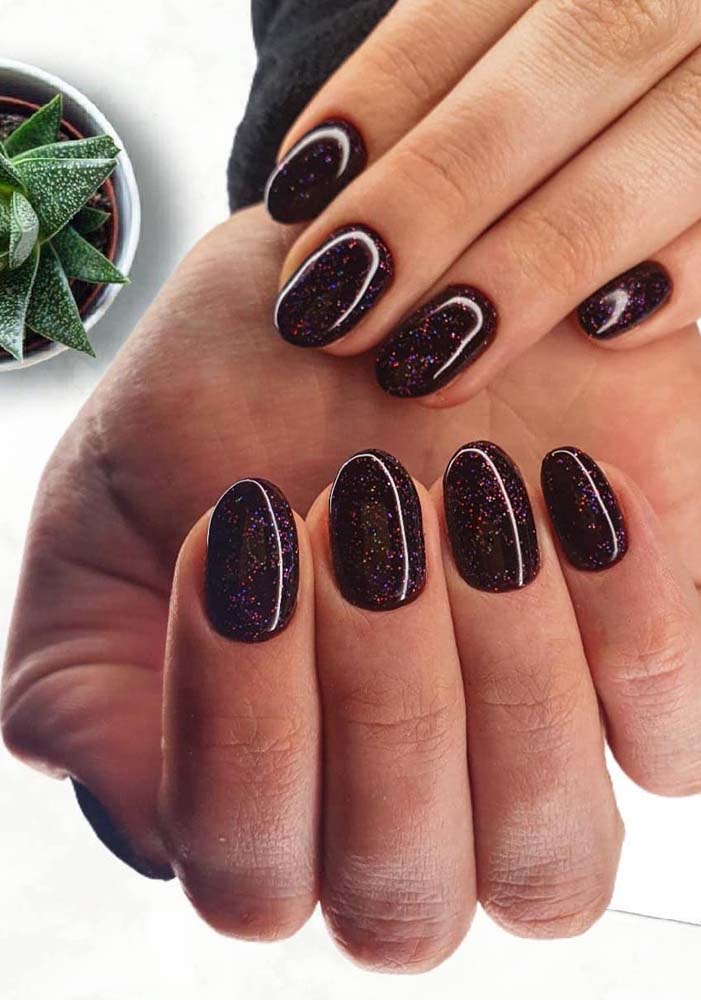 O bom e velho esmalte preto para quem deseja unhas simples e de muita personalidade