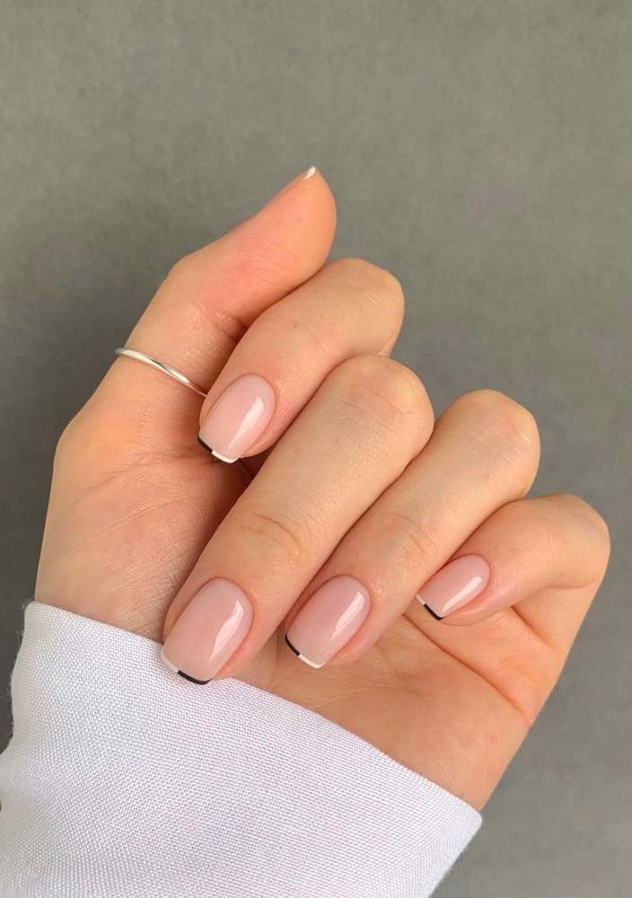 Unhas simples com francesinha em duas cores, afinal, sempre dá para deixar tudo ainda melhor