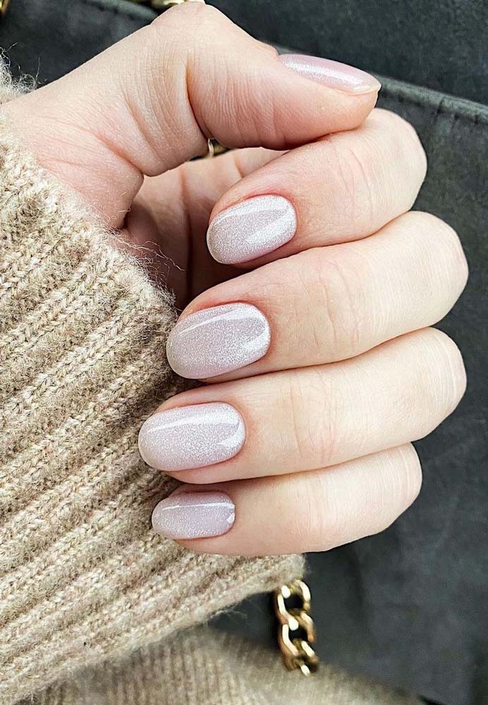 Traga um pouco de brilho para o seu dia com unhas simples com glitter