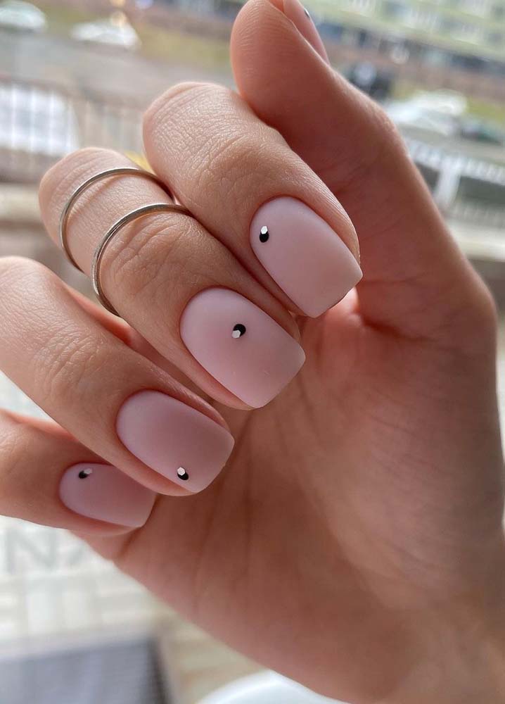 Essa ideia de unhas simples você precisa fazer também! Efeito fosco com detalhe em strass