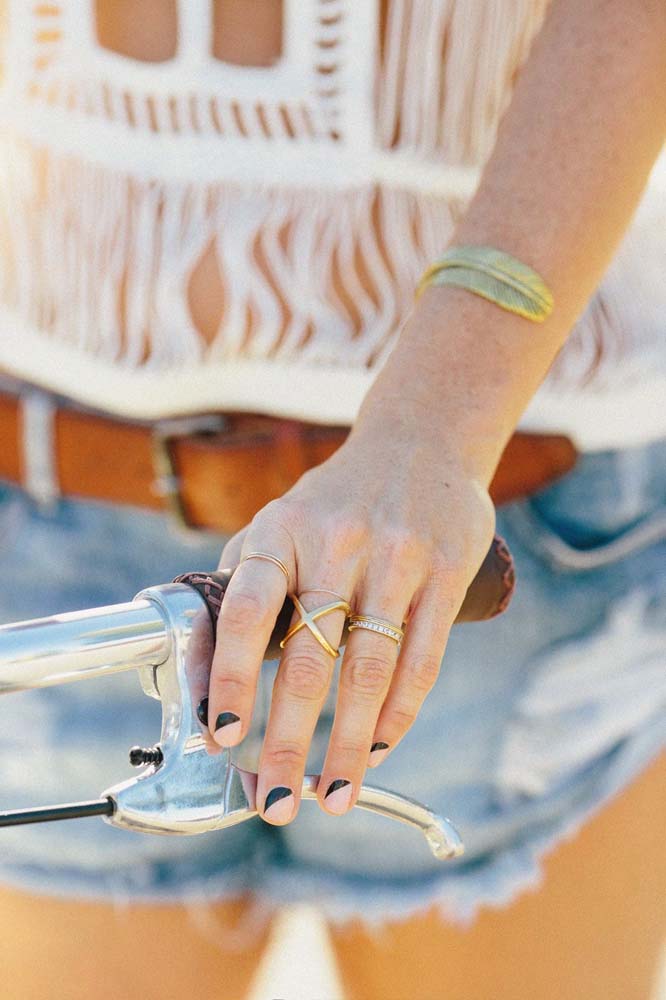 Decoração de unhas simples em duas cores para um look despojado e informal