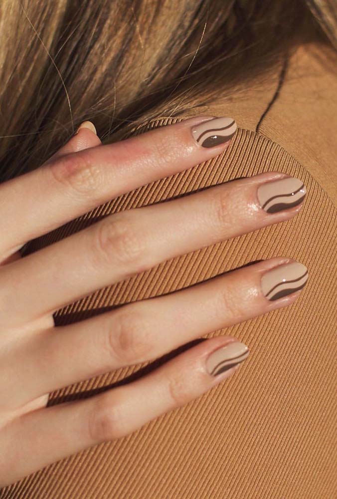 Que tal agora uma inspiração de unhas simples e delicadas? O charme aqui é o tom sobre tom do esmalte