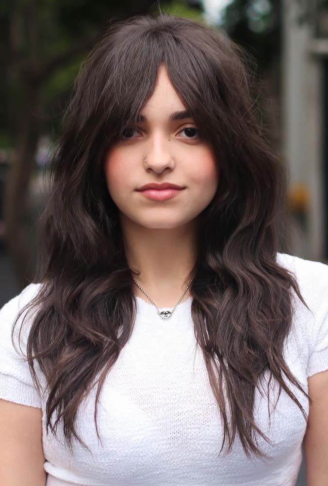 Despretensioso, o cabelo médio repicado com franja sempre combina com looks modernos