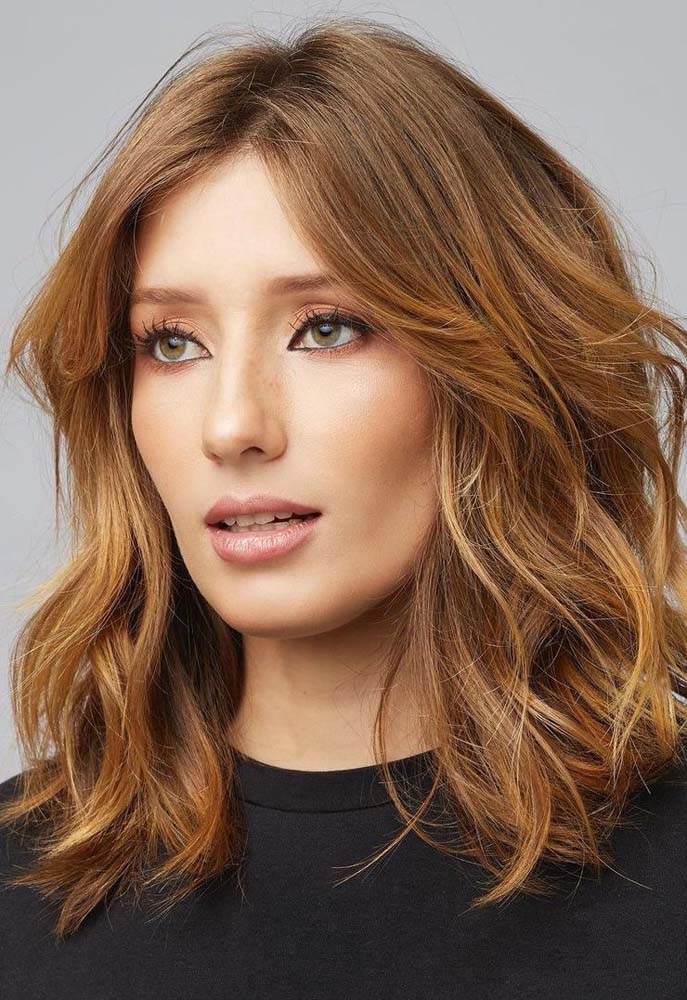 Aposte em pomadas e leave-in para valorizar as camadas do cabelo médio repicado