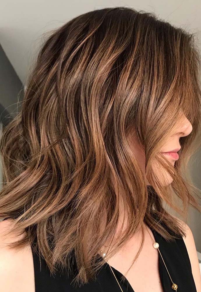 Cabelo médio repicado em camadas: bonito de todos os ângulos