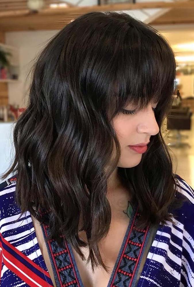 As morenas também ficam lindas com o cabelo médio repicado com franja