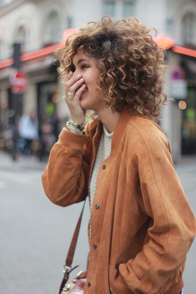 Quer um visual moderno, despojado e super prático? Aposte no long bob cacheado médio