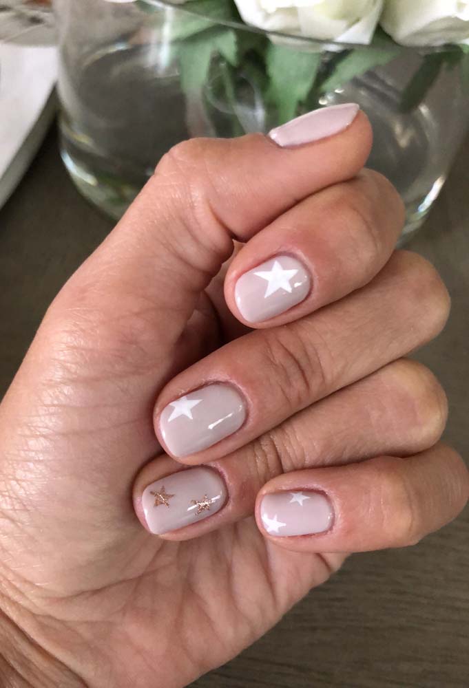 Um charme essas unhas redondas decoradas com estrelas: simples e minimalista