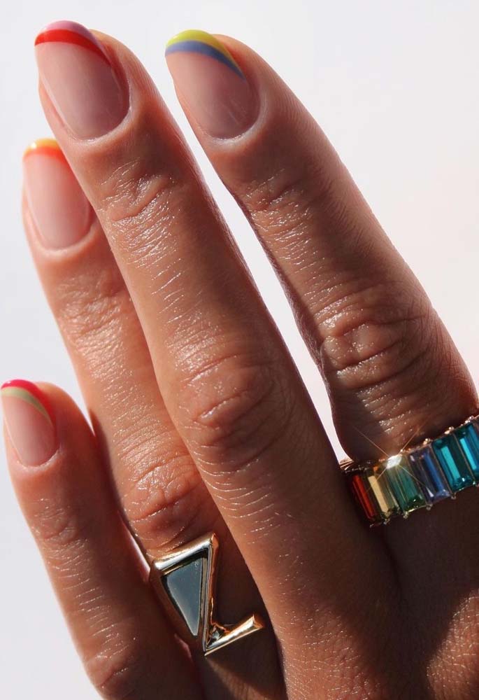 Olha que lindas essas unhas redondas com francesinha colorida