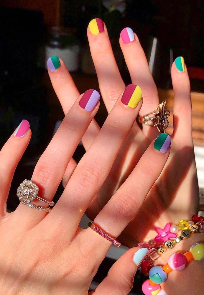 Meio a meio: unhas decoradas coloridas redondinhas para inspirar seu dia