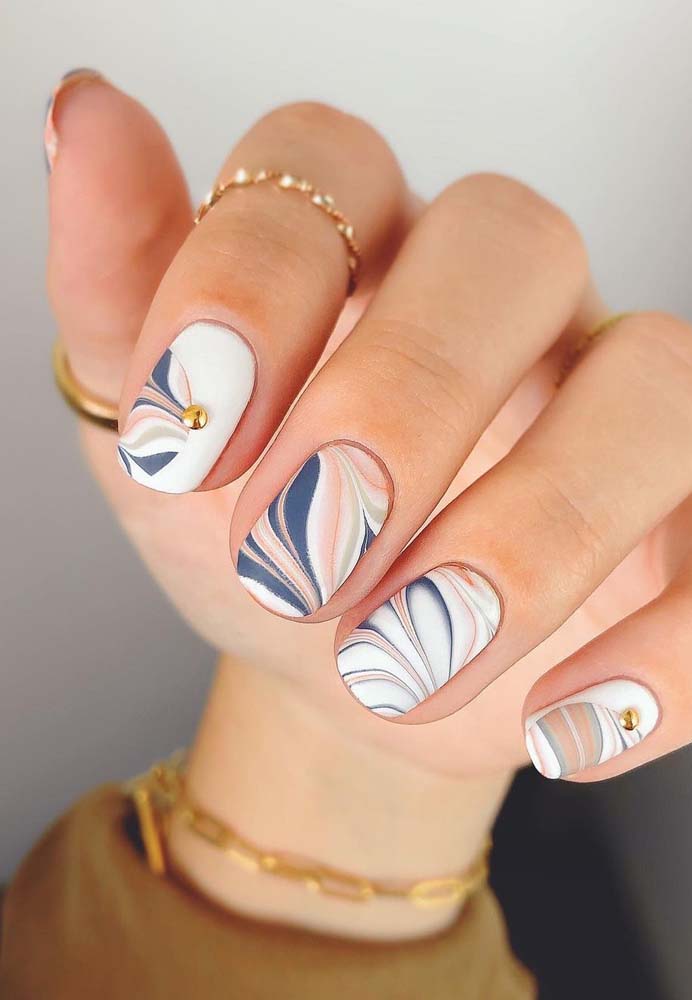 Unhas redondas perfeitas e decoradas com muito capricho