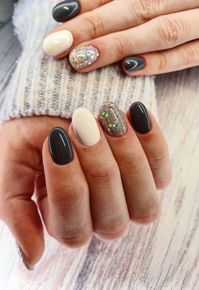 Branco, preto e cinza: cores perfeitas para unhas redondas modernas