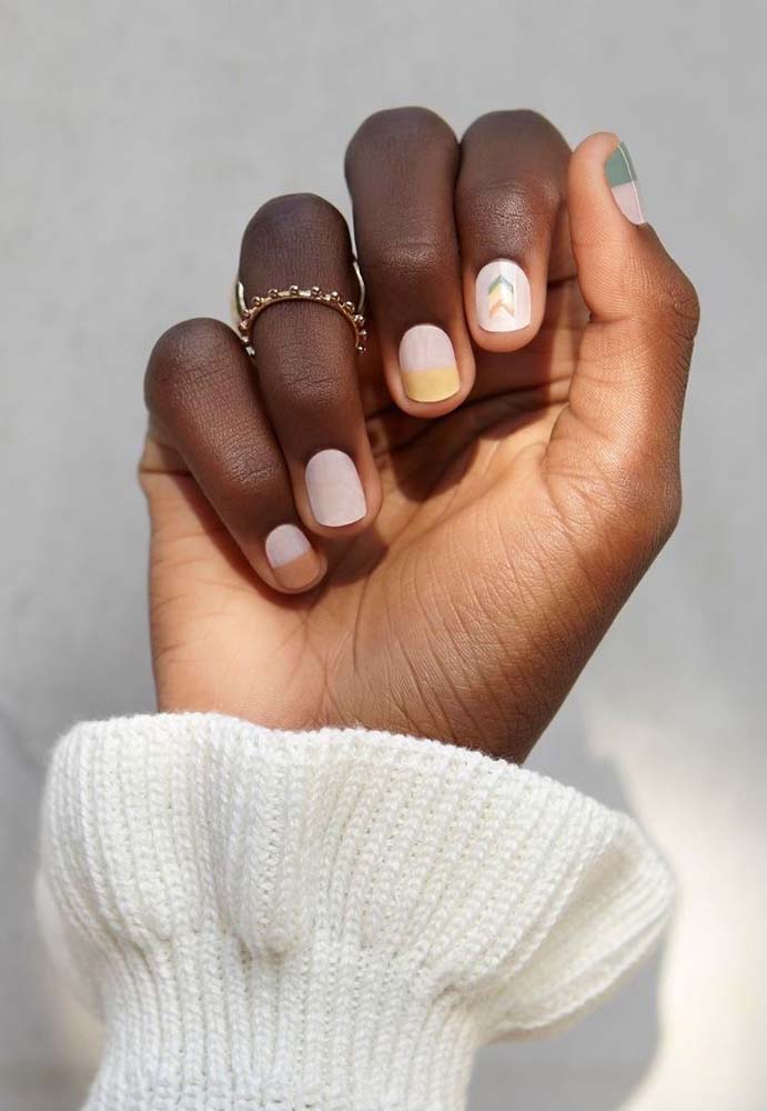 Unhas redondas de gel para desfilar estilo e elegância por aí