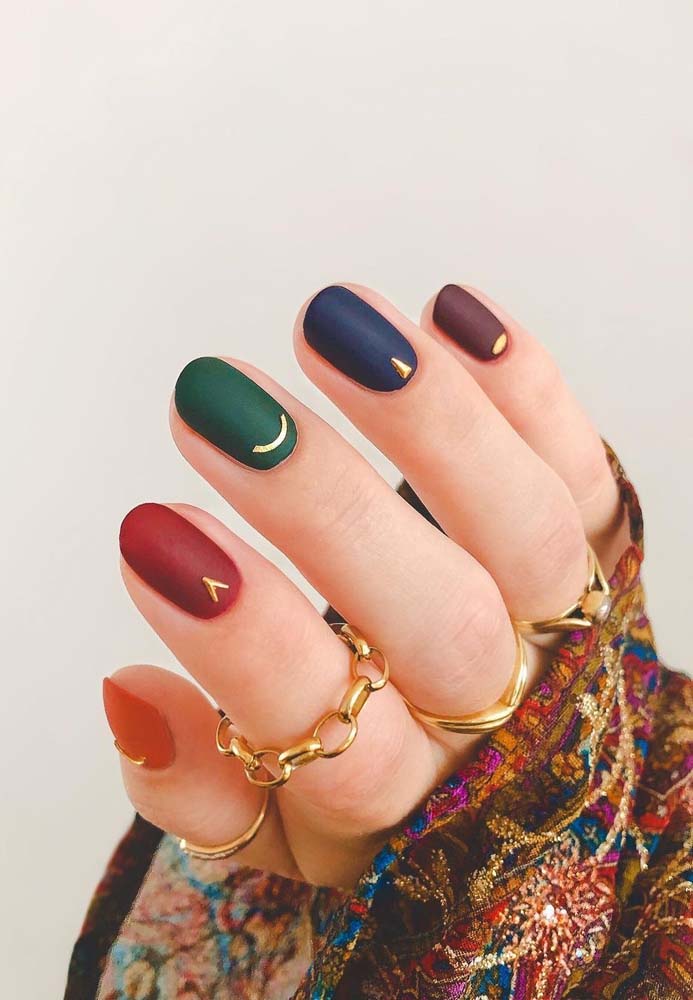 Sofisticação e estilo nas unhas redondas decoradas com toque de dourado 