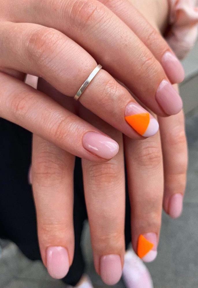 Um toque de laranja para tirar essas unhas redondas do comum