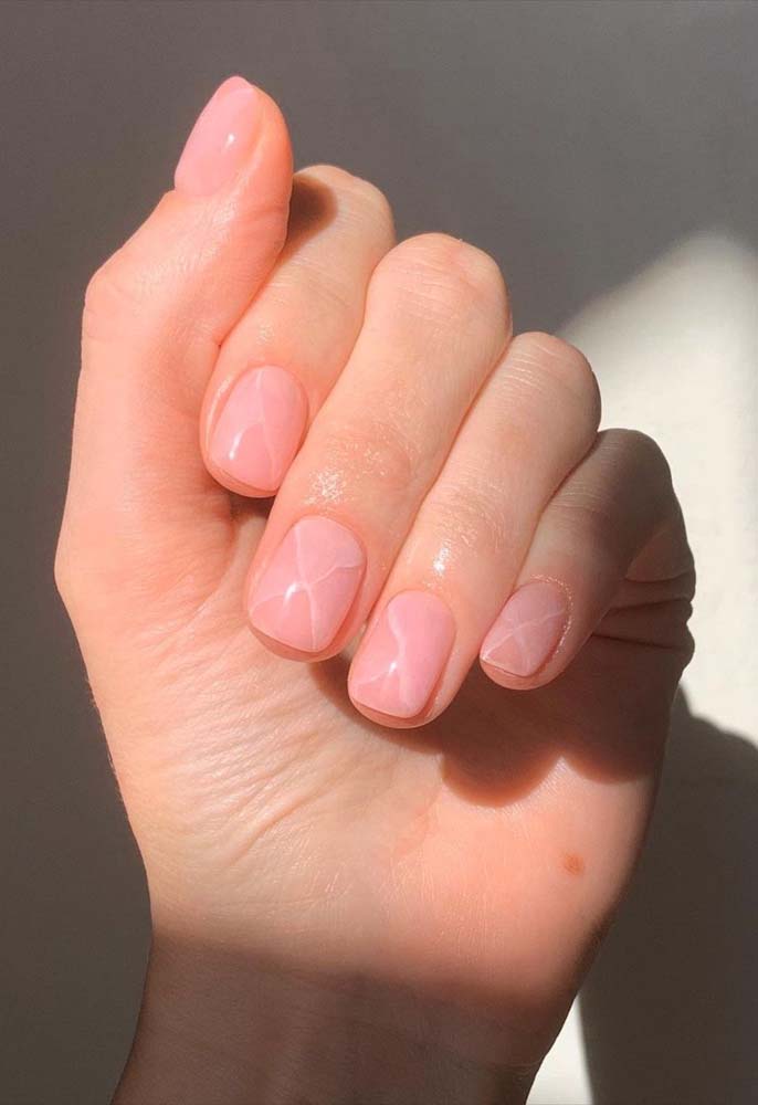 Aqui, a decoração das unhas redondas é super discreto 