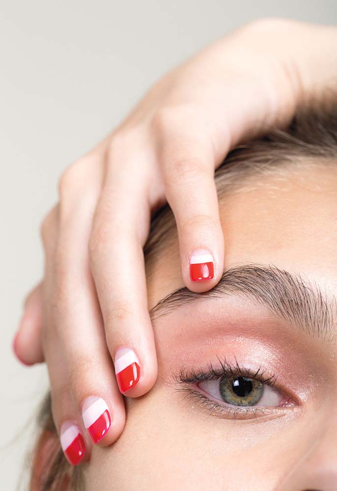 Dica de unhas redondas com francesinha: esmalte vermelho e linhas mais grossas