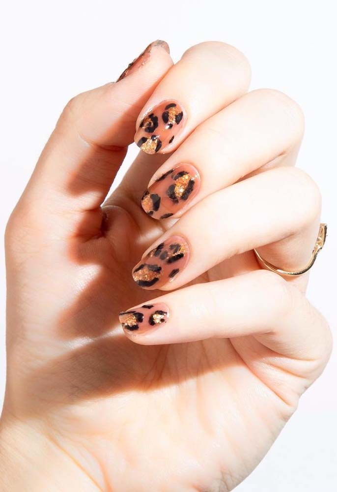 A estampa animal print está sempre em alta, inclusive nas unhas redondas curtas