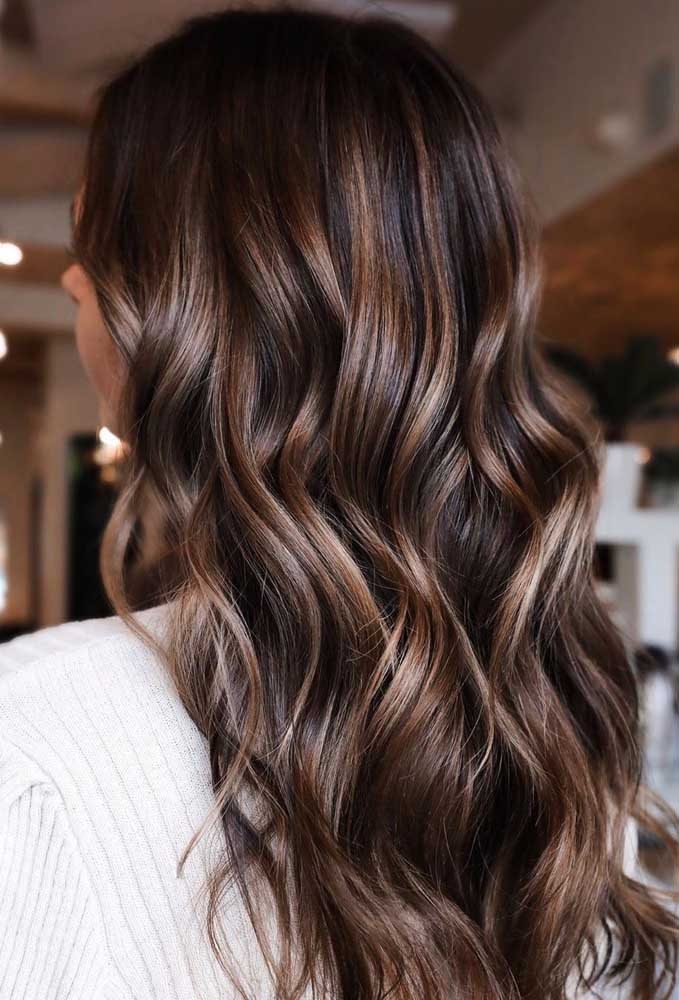 Ondas e luzes em um cabelo longo maravilhoso