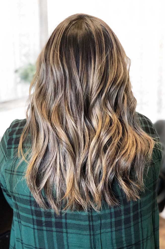 Mantenha o corte do cabelo com luzes sempre em dia para valorizar a coloração