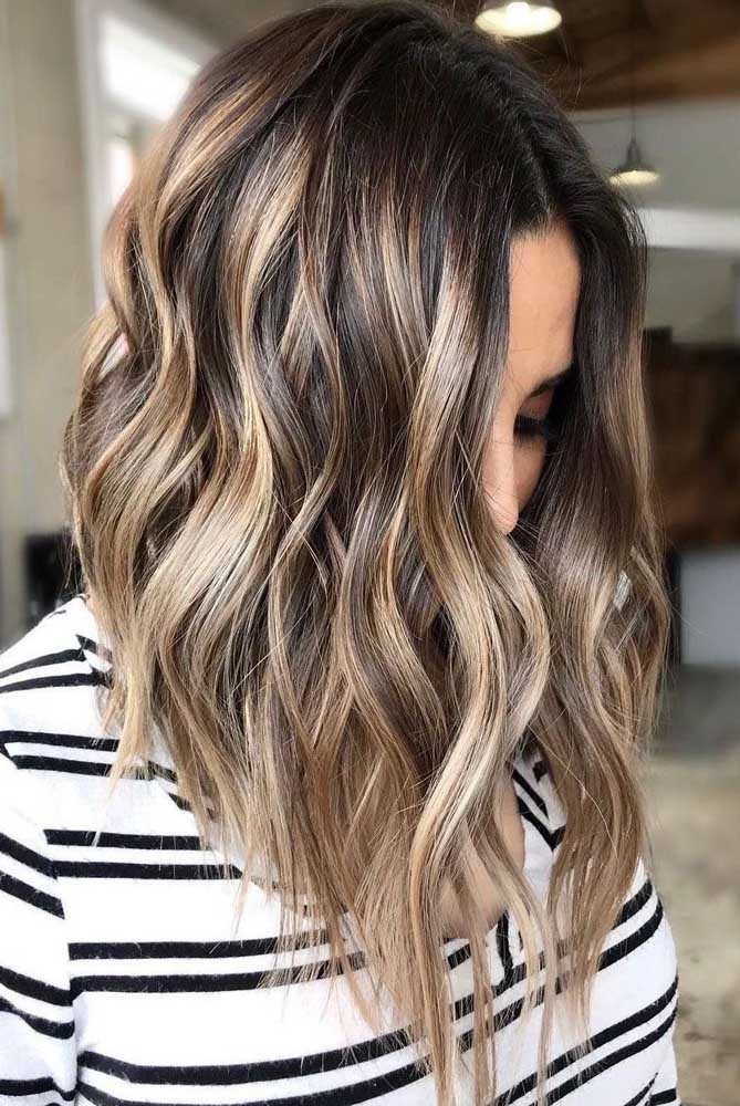 E o que acha de unir o corte long bob com mechas loiras?