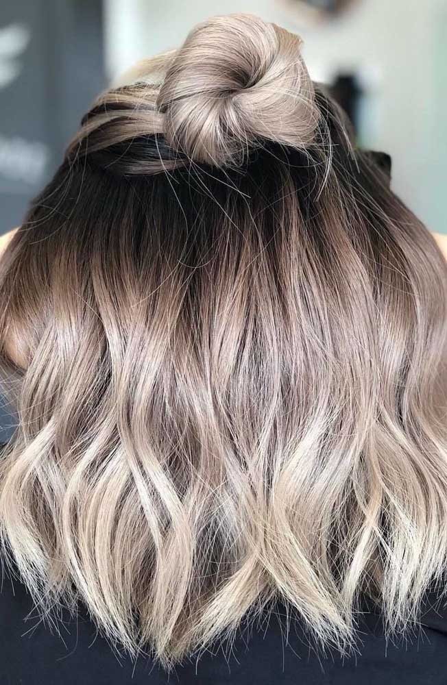 O cabelo médio com luzes californianas é uma inspiração para mudar o look