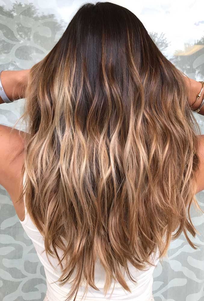 O cabelo com luzes mel combina com o verão e o clima de praia