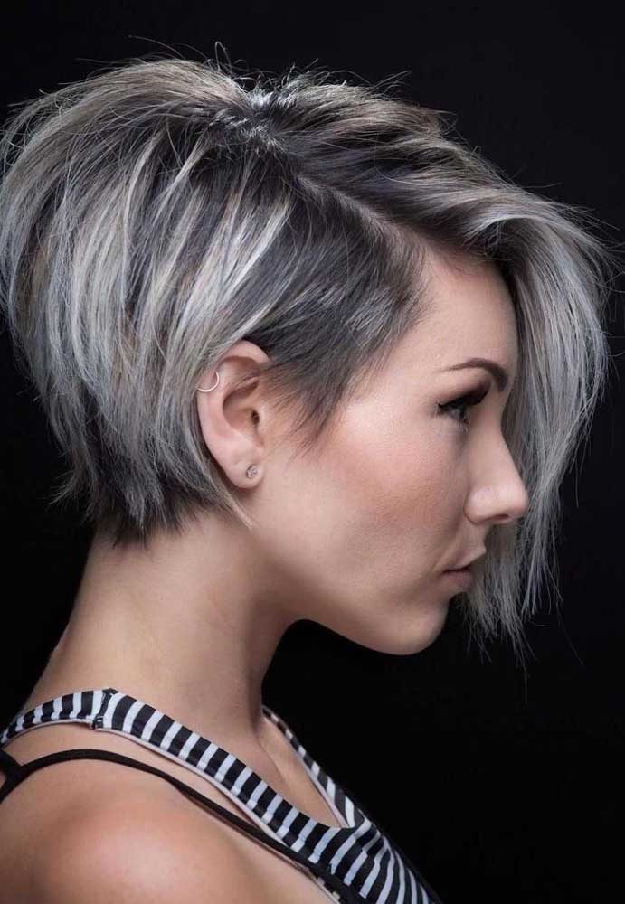 Ousado e despojado, esse cabelo com luzes platinado é um luxo!