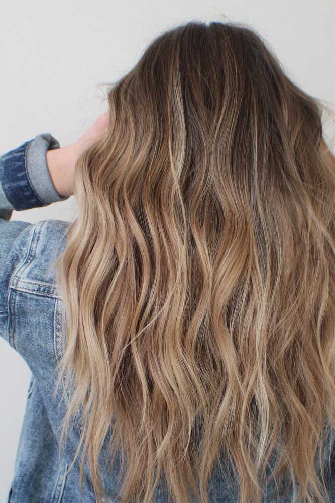 Cabelo ondulado com luzes loiras em um visual super natural