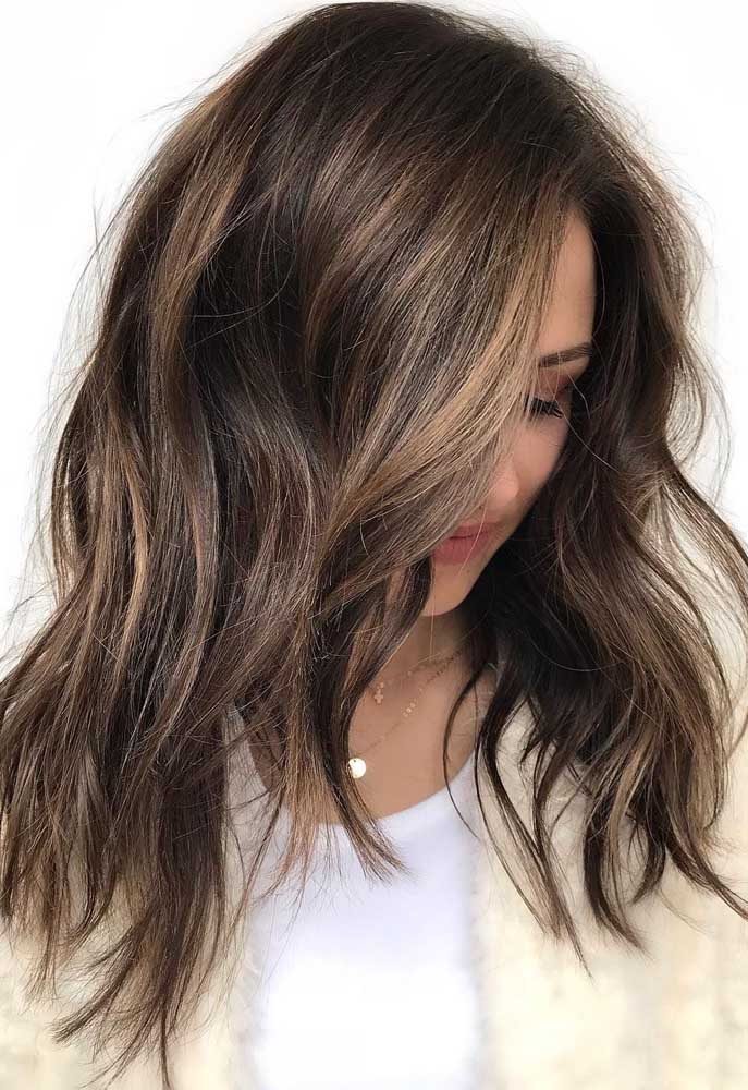 Mechas loiras discretas para o cabelo médio repicado 