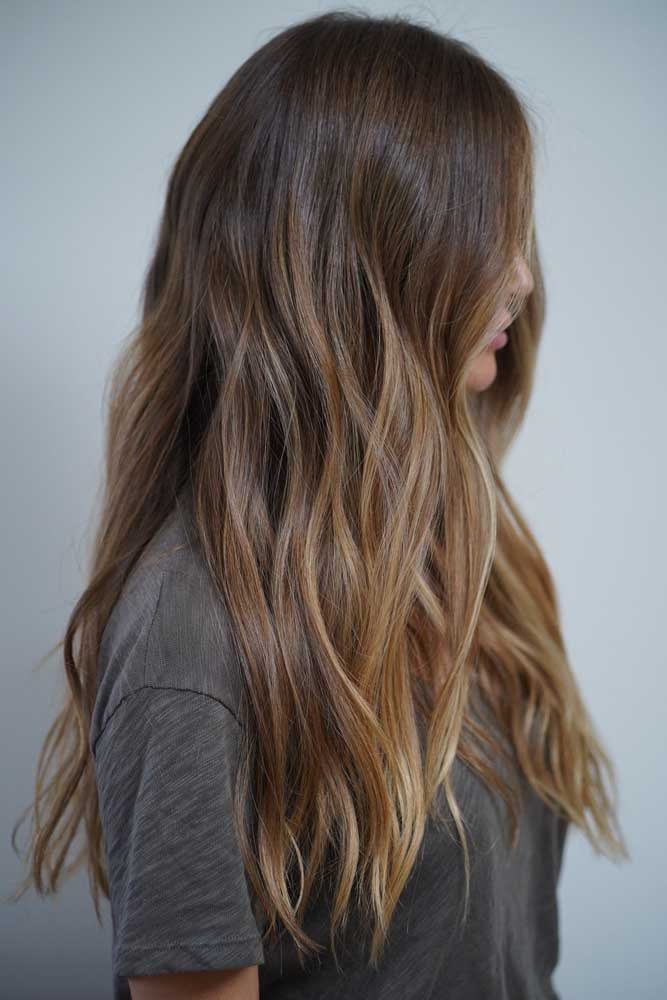 Visual despojado e praiano com o cabelo com luzes californianas