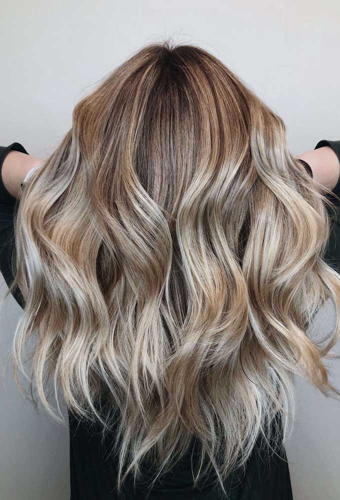 Cabelo com luzes platinado exige cuidados especiais para manter o tom