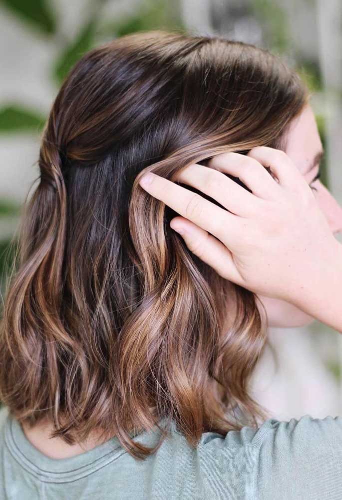 Um penteado simples para valorizar o cabelo médio com luzes 