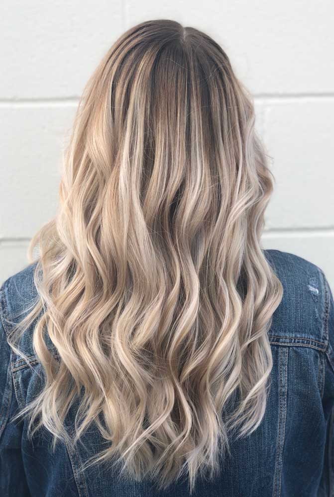 Já aqui, a inspiração é um cabelo com luzes platinado