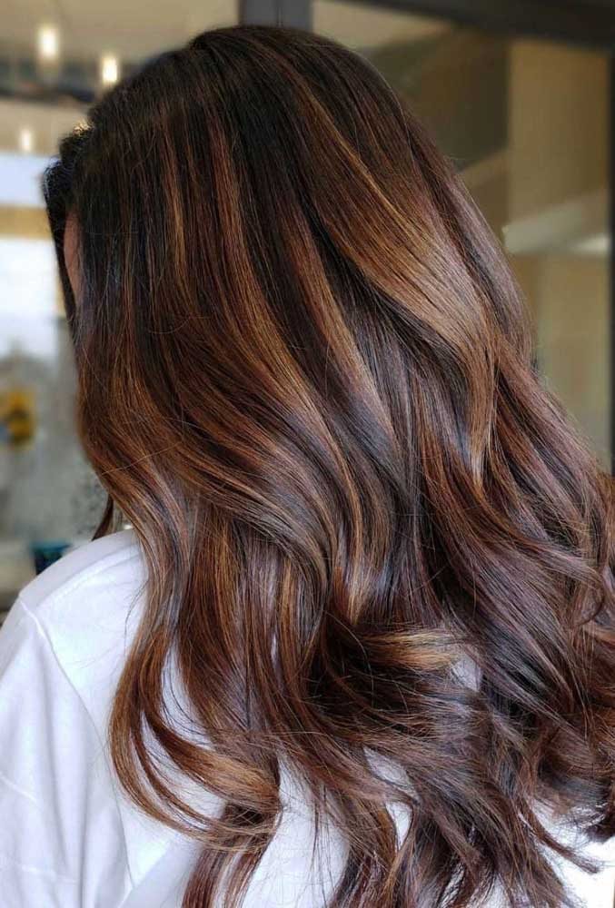 O cabelo com luzes mel é uma linda opção para cabelos castanhos