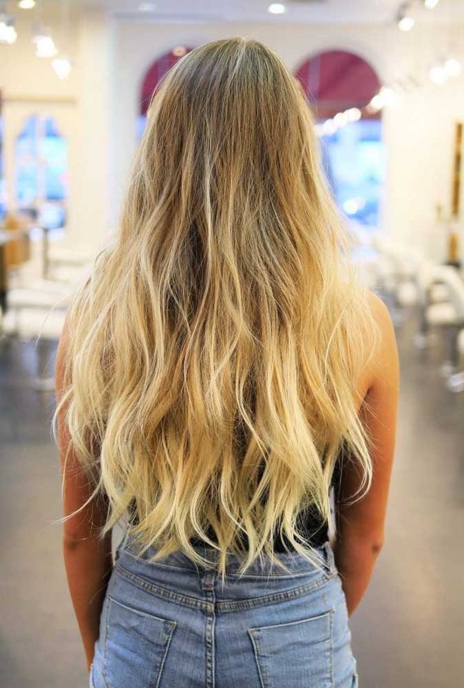 Ilumine o cabelo longo com mechas loiras em tons diferentes