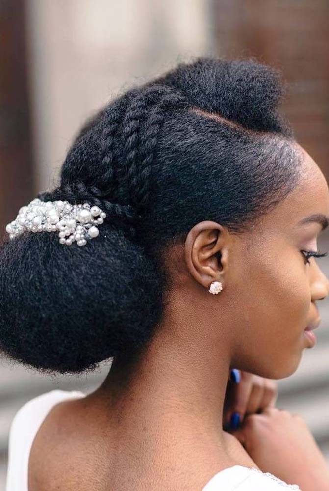 Nessa outra versão de coque de cabelo para casamento o penteado ganhou perolas delicadas