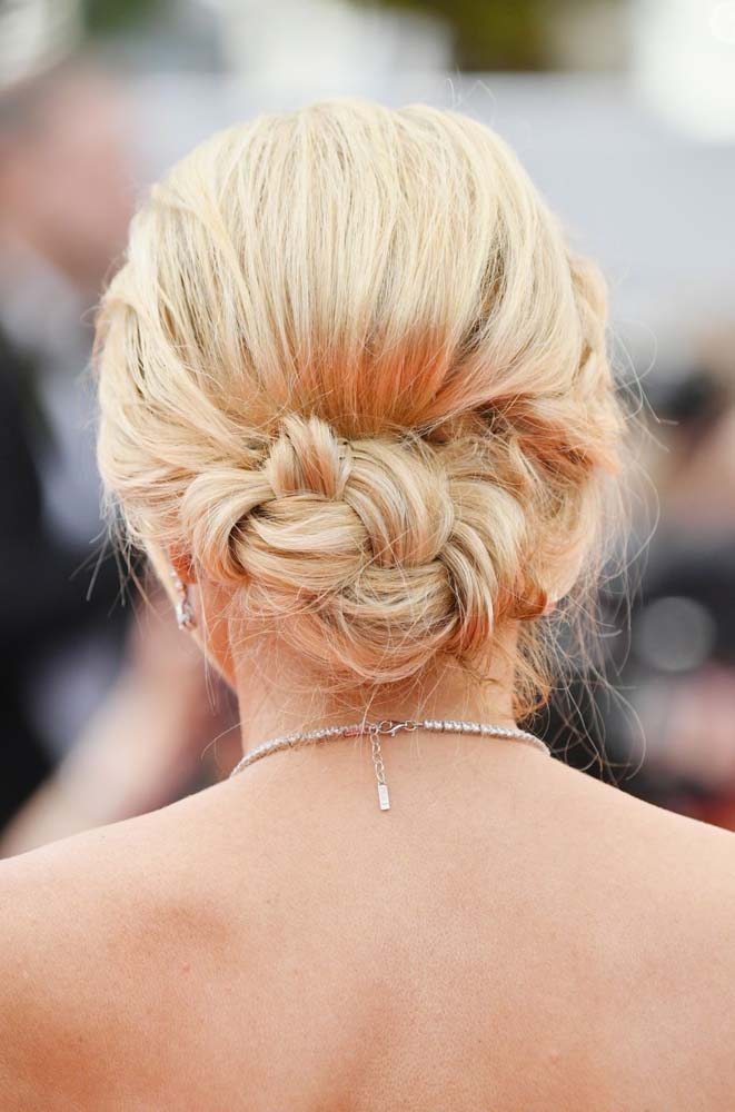 Esse penteado começa com uma trança e termina em um coque de cabelo para festa