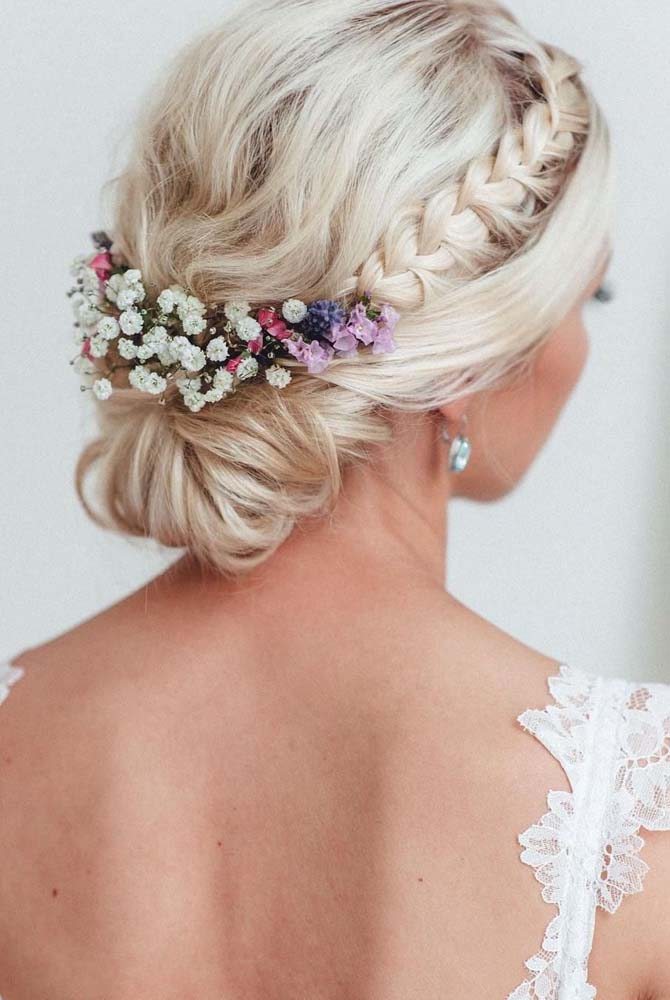 Olha o luxo desse coque de cabelo para casamento com trança e tiara de flores